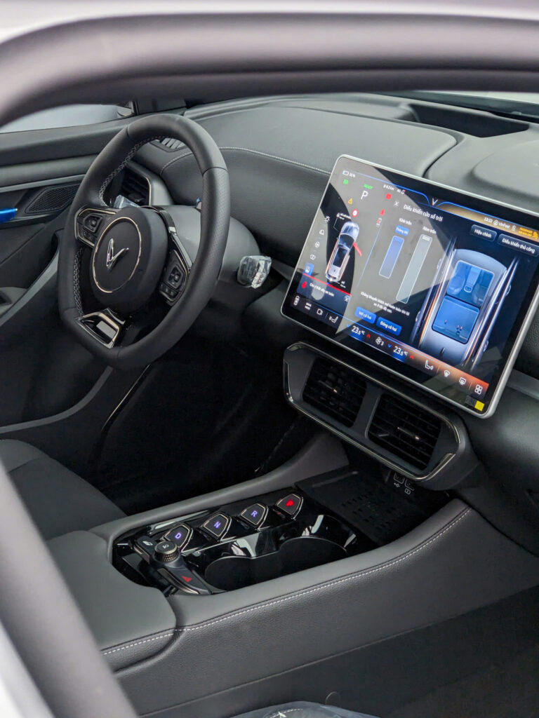Khoang lái VinFast VF8 - màn hình 15.6 inch